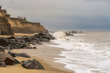 Happisburgh, Norfolk, İngiltere, İngiltere sahillerinde fırtınalı bir gün.