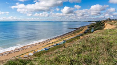 Barton-on-sea, Hampshire, İngiltere, İngiltere 'deki Kanal Kıyısı' ndaki Beach Huts.