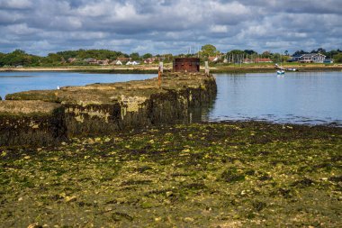 Hayling Adası 'ndan Langstone' a, Hampshire, İngiltere - Köprü Gölü ve eski Demiryolu Köprüsü üzerinden