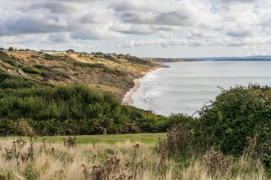 Highcliffe, Dorset, İngiltere, İngiltere 'deki kayalıkların ve Naish Beach' in manzarası.