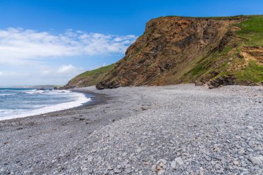 Millook Haven, Cornwall, İngiltere 'deki kayalıklar ve plaj.