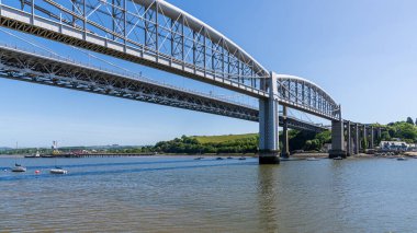 Saltash, Cornwall, İngiltere - 27 Mayıs 2022: Tamar Köprüsü ve Royal Albert Köprüsü