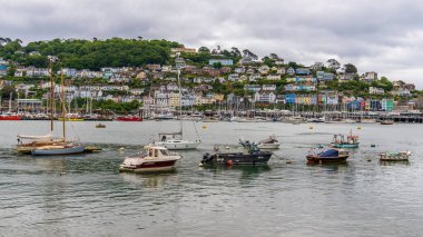 Dartmouth, Devon, İngiltere - 26 Mayıs 2022 Dartmouth Limanı ve Dart Nehri manzarası