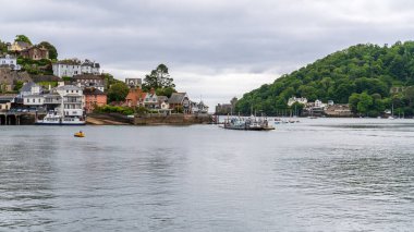 Dartmouth, Devon, İngiltere, İngiltere - 26 Mayıs 2022: The Lower Ferry, Kingswear 'e giderken Dart Nehri' ni geçer