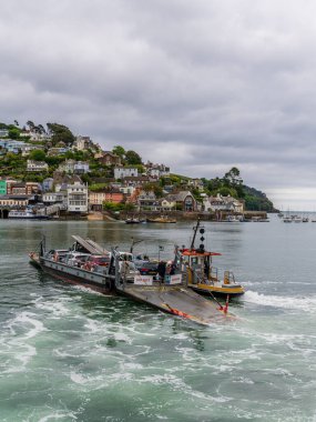 Dartmouth, Devon, İngiltere, İngiltere - 26 Mayıs 2022: The Lower Ferry, Kingswear 'e giderken Dart Nehri' ni geçer