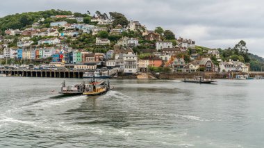 Dartmouth, Devon, İngiltere, İngiltere - 26 Mayıs 2022: Dartmouth ve Kingswear arasında Dart Nehri 'nden geçen iki feribot