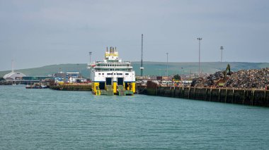 Newhaven, Doğu Sussex, İngiltere - 09 Mayıs 2022: Newhaven Limanı ve TransManche Feribotları, Seven Sisters