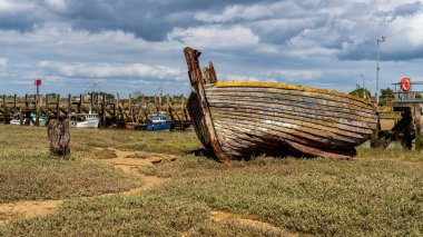 Rye Harbour, Doğu Sussex, İngiltere - 12 Mayıs 2022: Rother nehrinin kıyısında eski bir gemi enkazı ve bazı tekneler