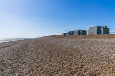 Dungeness, Kent, İngiltere, İngiltere - 12 Mayıs 2022: Çakıl taşı plajı ve Dungeness Enerji İstasyonu