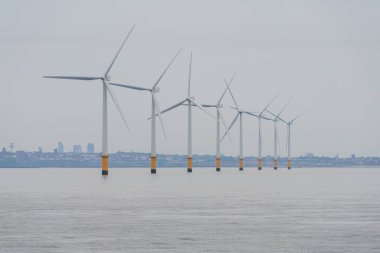 İrlanda Denizi 'nde rüzgar türbinleri Crosby, Merseyside, İngiltere yakınlarında.