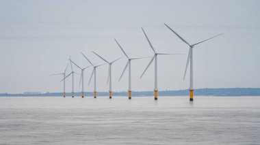 İrlanda Denizi 'nde rüzgar türbinleri Crosby, Merseyside, İngiltere yakınlarında.