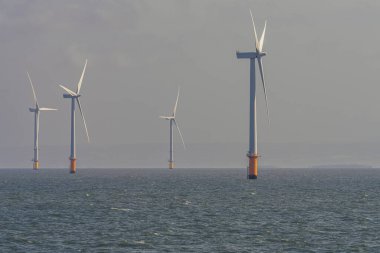 İrlanda Denizi 'nde rüzgar türbinleri Crosby, Merseyside, İngiltere yakınlarında.
