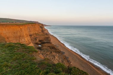 İngiltere 'nin Wight Adası' ndaki Chine Balinası yakınlarındaki Kanal Sahili 'nde akşam.