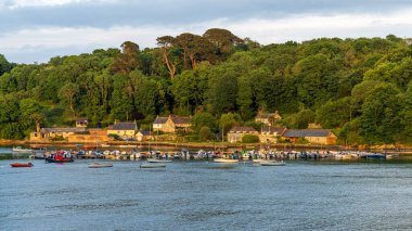 Helford, Cornwall, İngiltere - 3 Haziran 2022 Helford Nehri kıyısındaki tekneler