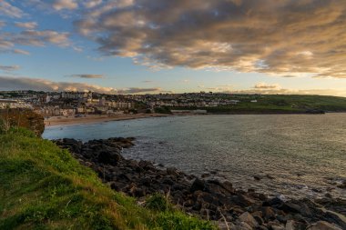 St. Ives, Cornwall, İngiltere - 30 Mayıs 2022: Porthmeor Beach Bulutları