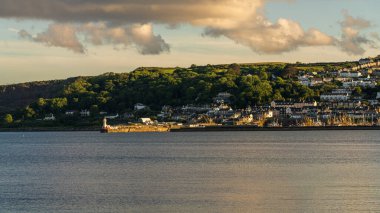 Penzance, Cornwall, İngiltere - 31 Mayıs 2022: Gezinti güvertesinden Newlyn limanına