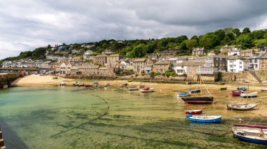 Mousehole, Cornwall, İngiltere - 01 Haziran 2022: Limandaki gelgit