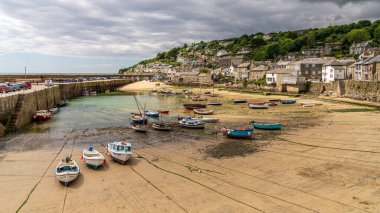Mousehole, Cornwall, İngiltere - 01 Haziran 2022: Limandaki gelgit