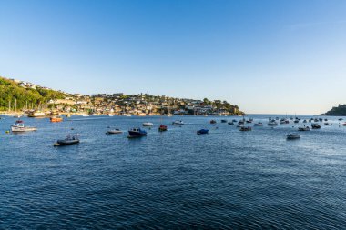 Fowey, Cornwall, İngiltere - 28 Mayıs 2022: Fowey Town Quay Landing 'den Polruan, Cornwall, İngiltere' ye doğru görüş