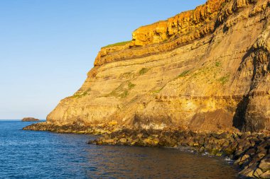 Akşam ışığı Whitby, North Yorkshire, İngiltere 'deki Doğu Kayalıkları üzerinde.