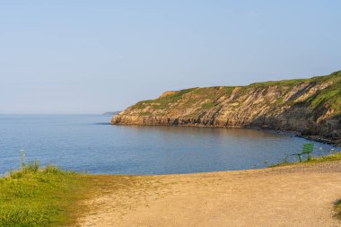 Kuzey Denizi kıyıları ve Scarborough, Kuzey Yorkshire, İngiltere 'deki Güney Körfezi' ndeki uçurumlar.