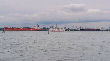 Warsash, Hampshire, İngiltere - 30 Eylül 2022 Southampton 'dan geçen gemiler