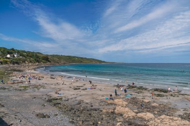 Coverack, Cornwall, İngiltere - 3 Haziran 2022 Coverack Cove 'daki sahil ve sahil manzarası
