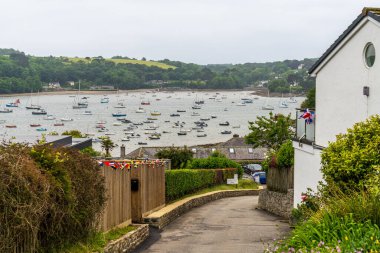 Helford Geçidi, Cornwall, İngiltere - Haziran 04, 2022: Helford Nehri 'ndeki küçük teknelere bakıyoruz