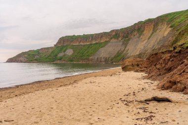 Kuzey Yorkshire, İngiltere 'deki Cayton Körfezi sahilinde yıkılan 2. Dünya Savaşı sığınağı.