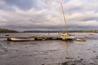 Pin Mill, Suffolk, İngiltere - 22 Kasım 2022: Düşük gelgitte limandaki tekneler