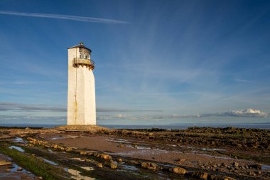 Güneylilik, Dumfries ve Galloway, İskoçya, İngiltere - 16 Ekim 2023: Dumfries Kanalı 'nın kıyısındaki Güneylilik Deniz Feneri