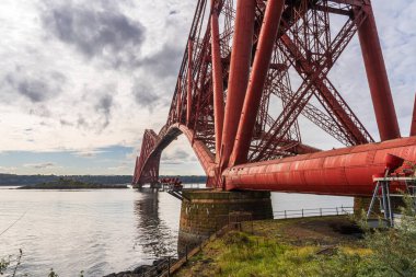 Dördüncü Köprü, Kuzey Queensferry, Fife, İskoçya, İngiltere 'den görüldü.