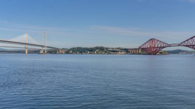 Forth Firth üzerinde köprüler, Queensferry Crossing ve Forth Road Bridge solda ve Forth Bridge sağda, Güney Queensferry, Edinburgh, İskoçya, İngiltere