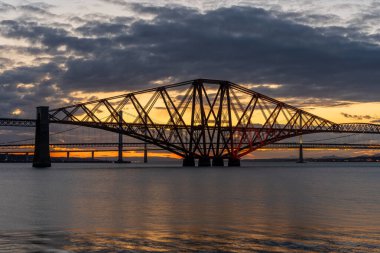 Güney Queensferry, Edinburgh, İskoçya, İngiltere 'den görülen Forth Bridge' de akşam atmosferi