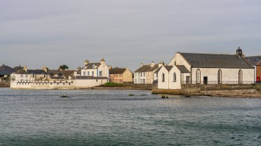 Whithorn Adası, Dumfries ve Galloway, İskoçya, İngiltere - 17 Ekim 2023: Kilisenin ve kıyıdaki evlerin görüntüsü