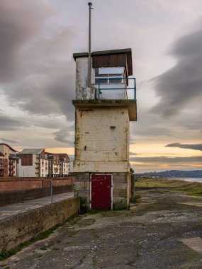 Ayr, Güney Ayrshire, İskoçya, İngiltere - 18 Ekim 2023: Clyde Firth sahilinde eski bir gözlem kulesi