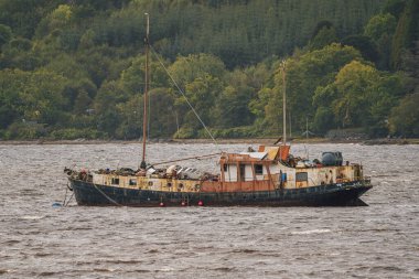Garelochhead, Argyll ve Bute, İskoçya, İngiltere - 20 Eylül 2023: Gare Gölünde atık dolu terk edilmiş bir gemi