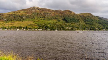 Drimsynie, Argyll ve Bute, İskoçya, İngiltere - 20 Eylül 2023: Lochgoilhead ile Lochgoilhead Loch Goil 'in diğer tarafında