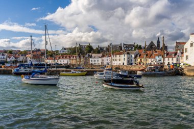 St. Monans, Fife, İskoçya, İngiltere - 14 Eylül 2023: Limandaki tekneler