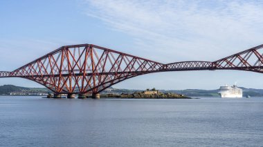 Güney Queensferry, Edinburgh, İskoçya, İngiltere - 12 Eylül 2023: Forth Köprüsü 'nün görüntüsü ve bekleyen bir yolcu gemisi