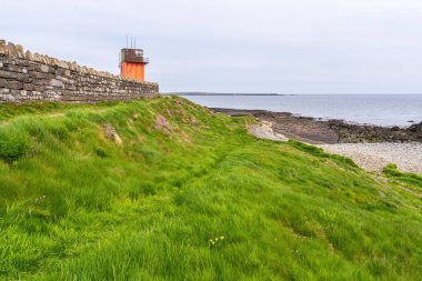 Scarlett, Rushen, Man Adası 'ndaki İrlanda Denizi kıyılarındaki Scarlett Point Kulesi.