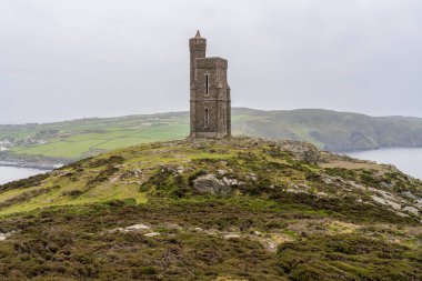 Bulutlu bir günde Milner 's Tower ve Bradda Head' in manzarası, Port Erin, Man Adası yakınlarında.