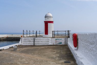 Laxey, Garff, Man Adası 'ndaki rıhtım ve küçük deniz feneri