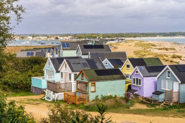 Mudeford Sandbank, Dorset, İngiltere - 27 Eylül 2022: Plaj kulübeleri ve sahil manzarası