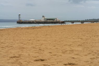 Bournemouth, Dorset, İngiltere - 27 Eylül 2022: Sahil ve iskele