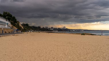 Branksome Chine Beach, Dorset, İngiltere - 28 Eylül 2022 Sahilden Bournemouth 'a doğru fırtına yaklaşıyor