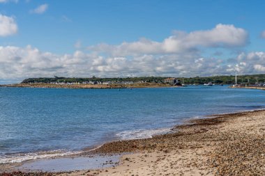 Mudeford, Dorset, İngiltere, İngiltere - 29 Eylül 2022: Christchurch Bay 'deki kıyı şeridi ve Mudeford Quay' deki Mudeford Kumsalı 'ndaki evler