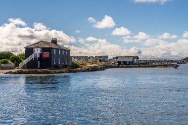 Mudeford Sandbank, Dorset, İngiltere - 29 Eylül 2022: Plaj kulübeleri ve sahil manzarası