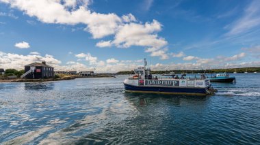 Mudeford, Dorset, İngiltere, İngiltere - 29 Eylül 2022: The Mudeford Feribotu Quay 'dan kumsala gidiyor.