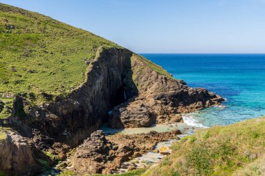 Nanjizal Beach, Cornwall, İngiltere 'deki Kelt Deniz Kıyısı ve uçurumlar